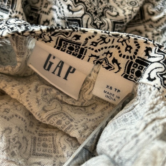 ❤️ GAP Black and White Patterned Blouse - Picture 5 of 10